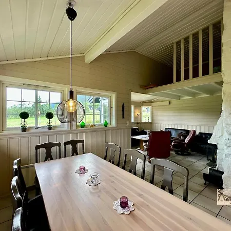 Spacious In With Sauna, Near Slopes Feriehus *